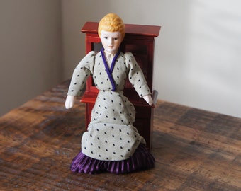 Casa delle bambole Signora vittoriana in abito blu Persone in miniatura in porcellana - Italia