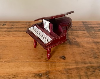 ヴィンテージ、1:18スケール、24スケール、ドールハウス、グランド、ピアノ、ベルベットスツール、コレクターアイテム、ミニチュア、ミュージカル、楽器、小道具、ディスプレイ