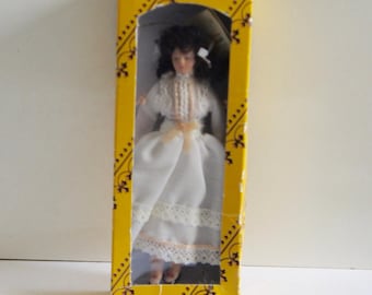 Casa Delle Bambole Vittoriana – Signora In Abito Grigio – Tumdee 1:12 Miniatura Lynne