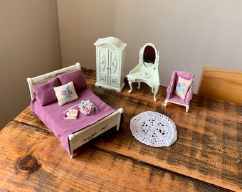 Vintage, 1:12th Scale, Dolls House, Camera da letto, Set di mobili in legno bianco, con set di biancheria da letto fatto a mano, letto, armadio, toe spogliatoio, poltrona