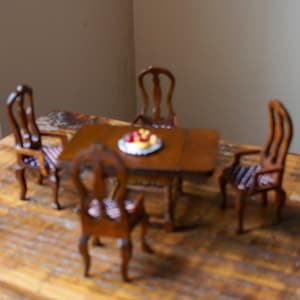 Vintage, skala 1:12, dockhus, trä, blad, bord, med fruktfat och fyra stolar, med rutiga sittdynor, georgiansk, viktoriansk