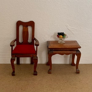 Vintage, 1:12, Puppenhaus, Mahagoni, Holzstuhl, mit rotem Samt Sitzauflage, Beistelltisch mit Schale aus handgemachtem Obst, Wohnzimmer