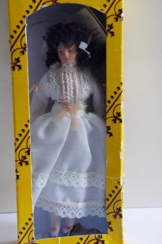 Casa Delle Bambole Vittoriana – Signora In Abito Grigio – Tumdee 1:12 Miniatura Lynne