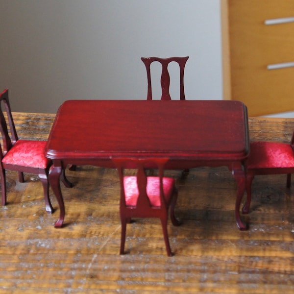 vintage, échelle 1:12, maison de poupées, acajou, table et quatre, chaises, avec satin rouge, coussinets d’assise, géorgien, régence, victorien, édouardien