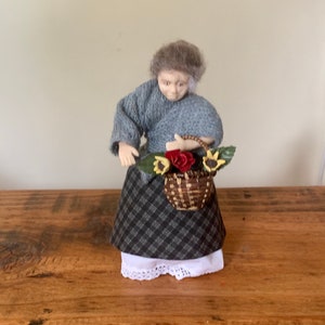 Vintage, Artigianale, Fatto a mano, Scala 1:12, Casa delle bambole, Più vecchio, Signora, Figura, Donna, Gonna e sottoveste a quadri grigi, Scrollata di spalle in lana, Nonna