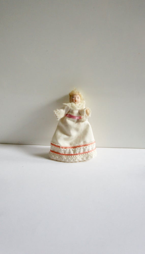 Dolls House Doll Bambola di porcellana in abito bianco & COFANO IN SCALA 12th 