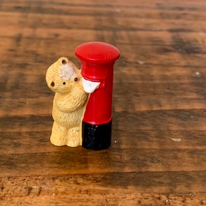 Adorable, Vintage, 1990s, Escala 1:12, Coleccionable, Oso, Pequeño, Peluche, Oso, Con Buzón, Buzón, Juguete, Estatuilla, Peter Fagan, Exhibición