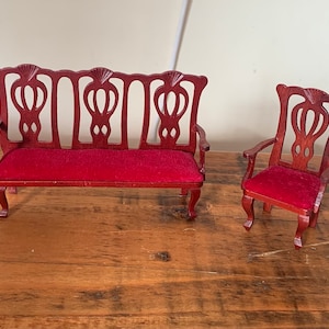 Vintage, 1:12, Puppenhaus, Mahagoni, Holz, Dreisitzer, Stuhl und Stuhl, mit roten Samt Sitzpolstern, Flur, Wohnzimmer, Sitze