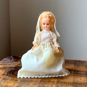 Vintage, década de 1950, Plástico, Dama, Muñeca, Figura, Novia, En encaje blanco, Boda, Vestido, Y velo, Miniatura, Eduardiano, Victoriano, Modelo a escala