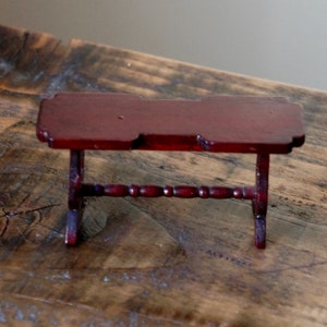 Wunderschönes, Kunsthandwerker, Vintage, 1:12. Maßstab, Puppenhaus, Mahagoni Holz, Sitzfläche, Hocker, Sammlerstück, Möbel, Miniaturen, Schauplatz, Periode