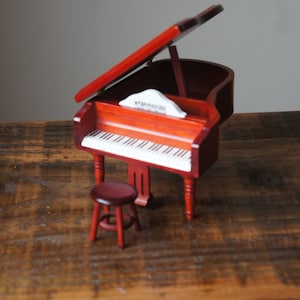 Antico sgabello da pianoforte dell'800