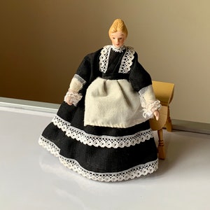 CASA delle bambole vittoriana salotto Cameriera Donna Lady Servo in Grigio porcellana persone 