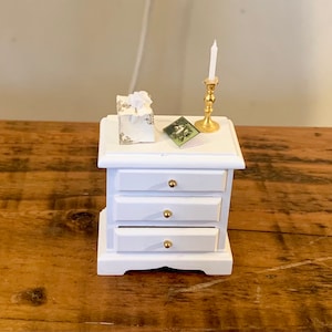 vintage, échelle 1:12, maison de poupée, miniature, table d’appoint, avec tiroirs, chandelier, carte, boîte de mouchoirs faits à la main, objet de collection, cadeau, mère