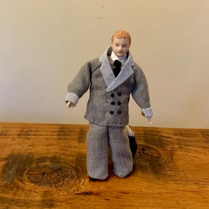 Künstler, Handarbeit, 1:12. Maßstab, Puppenhaus, Gentleman, In, grauer Anzug, Figur, Mann, Vater, Puppe, Edwardianer, 1930er Jahre, Mid Century, Periode