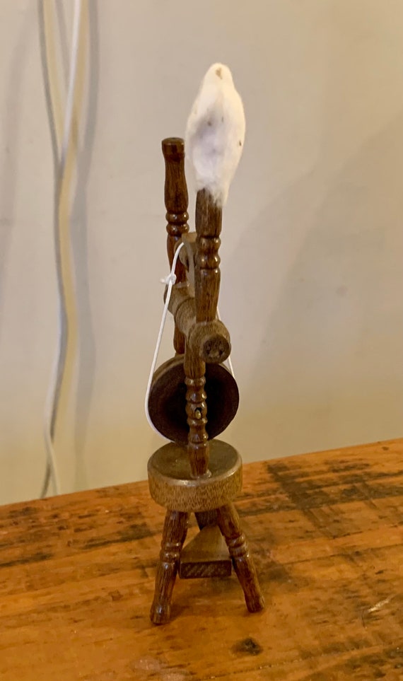 2 Miniatur-Spinnräder Aus Hellem Naturholz Für Die Puppenstube - Maßstab 1:12, Mit Spindel & Wolle, Personalisierbar