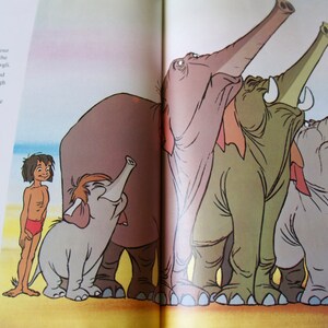 Puede incluir: Un grupo de cinco elefantes con sus trompas levantadas en el aire. Los elefantes son de diferentes tama&ntilde;os y tienen diferentes colores de piel. Un ni&ntilde;o peque&ntilde;o est&aacute; de pie frente a los elefantes. El texto "Let's keep those heels together, shall we, son?" est&aacute; escrito en la imagen.