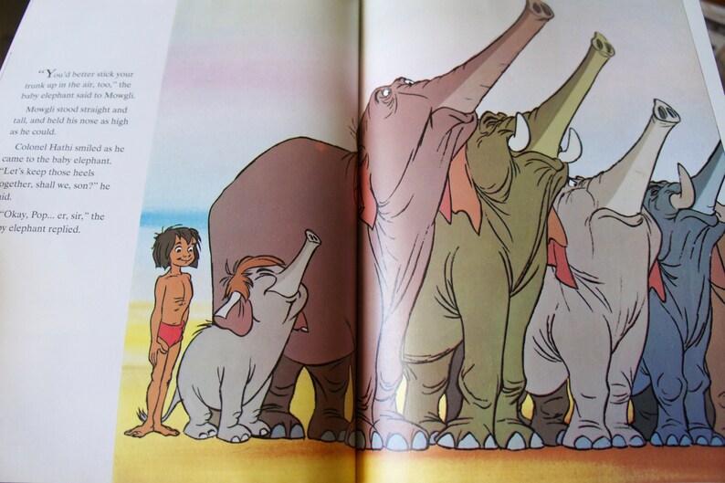 Puede incluir: Un grupo de cinco elefantes con sus trompas levantadas en el aire. Los elefantes son de diferentes tama&ntilde;os y tienen diferentes colores de piel. Un ni&ntilde;o peque&ntilde;o est&aacute; de pie frente a los elefantes. El texto "Let's keep those heels together, shall we, son?" est&aacute; escrito en la imagen.