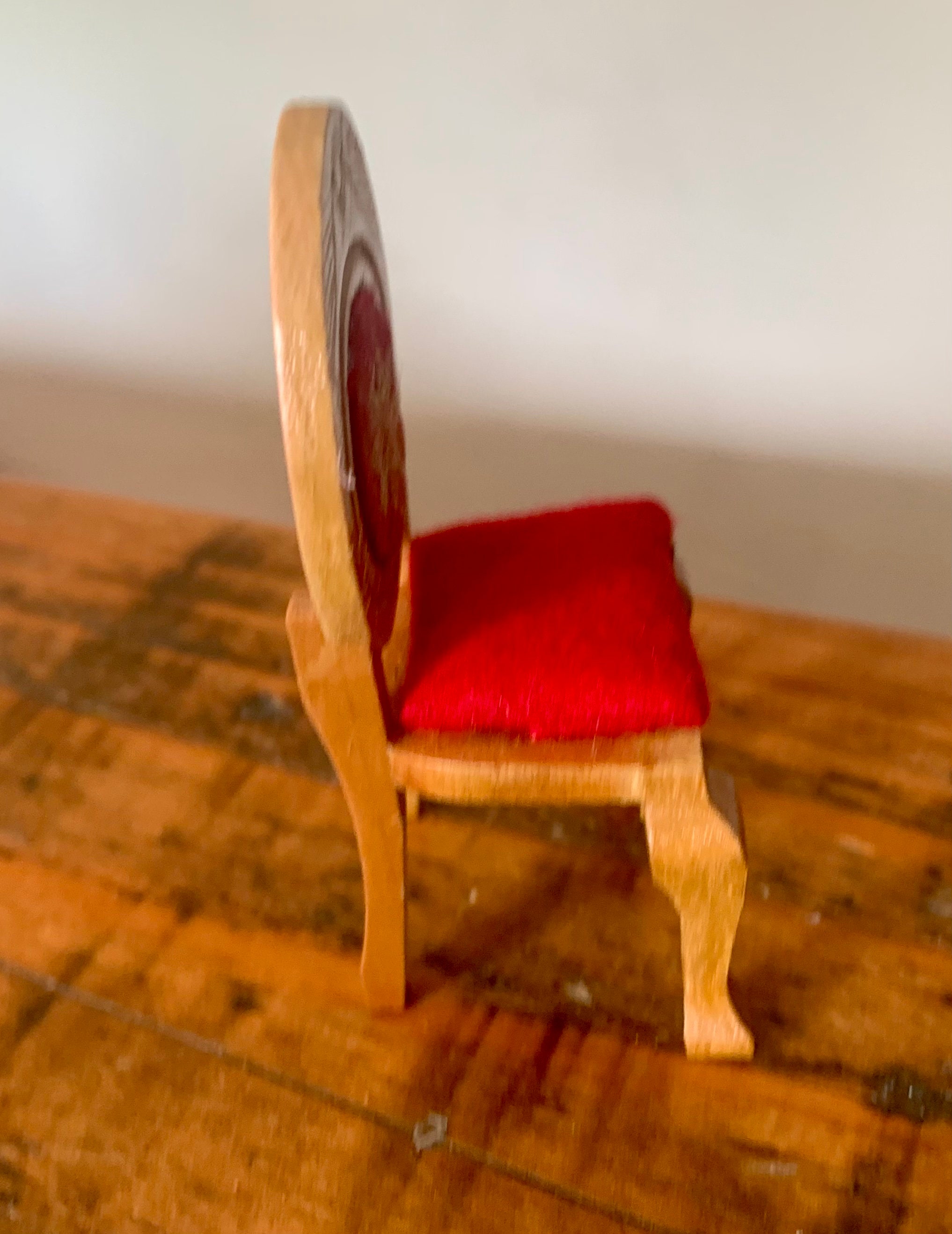 Fauteuil Louis XV, Maison de Poupée, Échelle 1/12 | ATELIER MINIATURE Fauteuil Louis XV, Maison de Poupée, Échelle 1/12 | ATELIER MINIATURE
