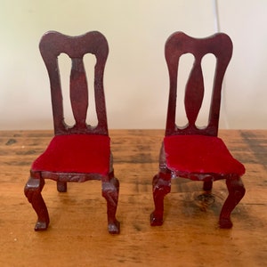 Vintage, 1:12. Maßstab, Puppenhaus, Mahagoni, Holzstühle mit roten Samt Sitzkissen, Flur, Wohnzimmer, Sitze, Sitzgelegenheiten, Möbel, Geschenk