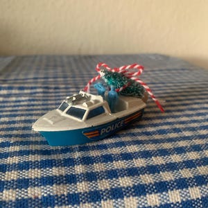 Gewijzigd, vintage, 1976, supersnel luciferdoosje, politieboot, speelgoed, kerstboom, verzamelobject, retro, ornament, decoratie, geschenk, mannen
