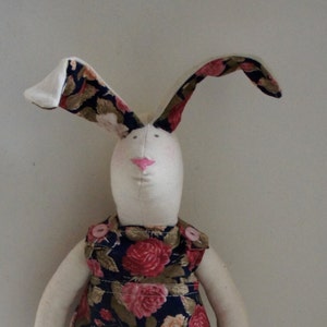 Handgemaakt, Tilda-stijl, Doek, Pop, Konijn, Gebloemd topje en broek, Cottage Chic, Tentoonstelling, Cadeau, Pasen, Konijntje, Meisje, Dochter, Dochter