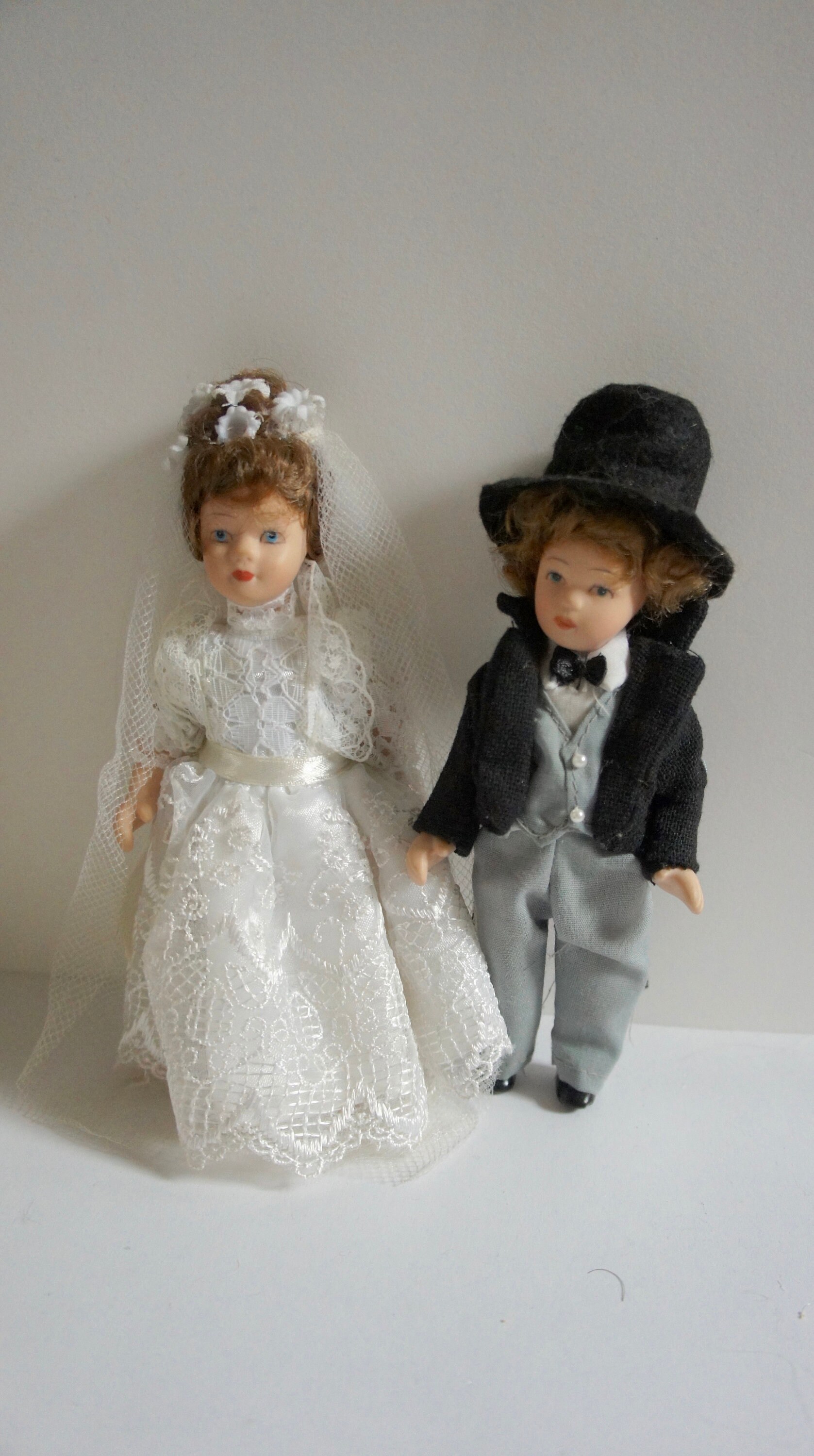 Puppenhaus Puppe 1/12th Maßstab Braut IN Cremefarben Satin Abendkleid 