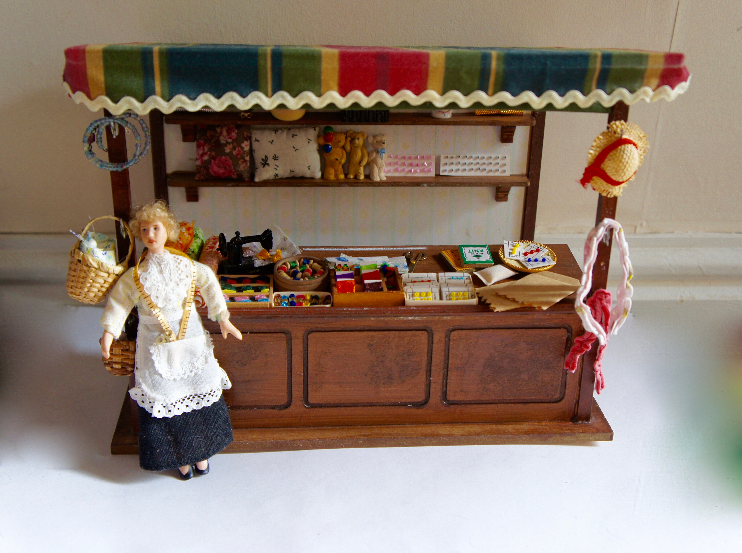 1:12th Scale, Dolls House, Miniatures, Hand Made, Wooden 1:12th Scale, Dolls House, Miniatures, Hand Made, Wooden