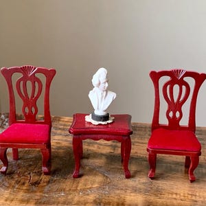 Vintage, Maßstab 1:12, Puppenhaus, Mahagoni, Holzstühle mit Sitzpolstern aus rotem Samt, Beistelltisch, mit Mozart Büste, an Hand gehäkelte Deckchen