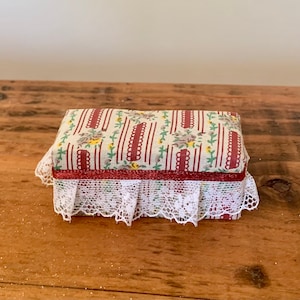 Vintage, miniatura, escala 1:12, casa de bonecas, forrada de tecido, otomano, assento, com acabamento em renda, quarto, banquinho para os pés, colecionável, meados do século