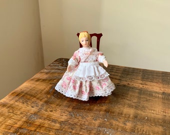 Vintage, Collezione Leonardo, Scala 1:12, Casa delle bambole, Porcellana, Bambola, Ragazza, In Raso e rete, Vestito, Con fiori, Miniatura, Edoardiano - Italia