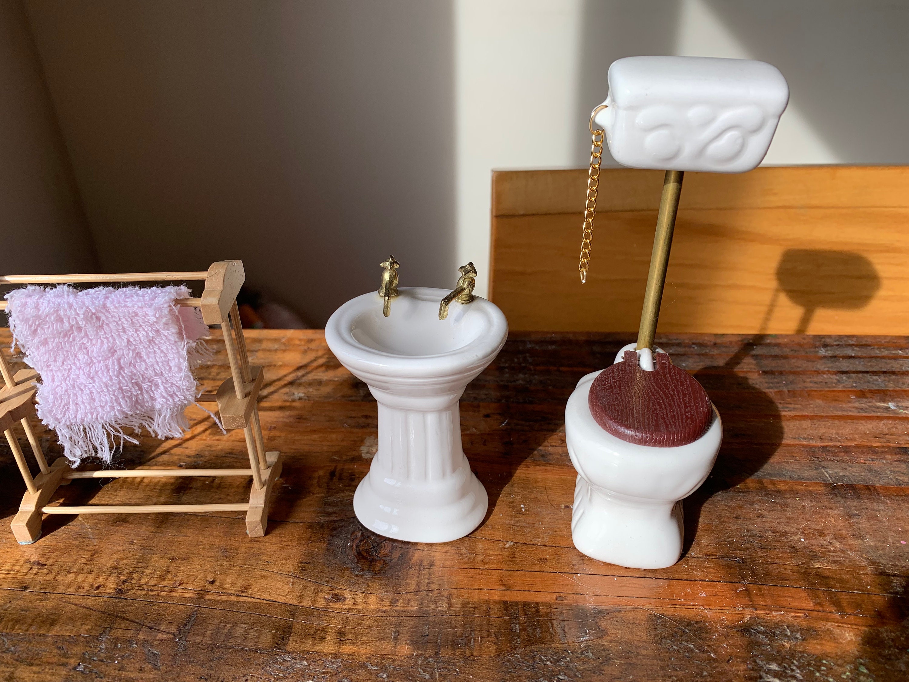 Set Bagno In Miniatura Scala 1:12 – 4 Pezzi In Ceramica: Vasca, Wc E Accessori – COLLECTROOMI - Foto 3