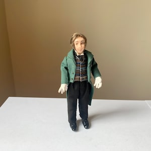 Vintage, Handwerker, 01:12. Skala, Puppenhaus, handgefertigt, von Hand gekleidet, Butler, Gentleman, Figur, Mann, Puppe, in grün Schwanz Mantel, Weste