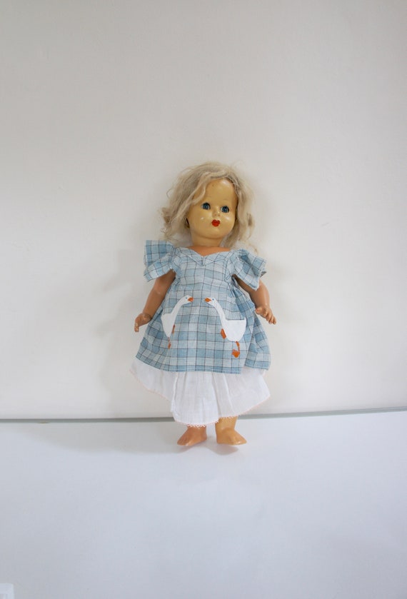 ヴィンテージアヒルの人形 青い花柄ドレス