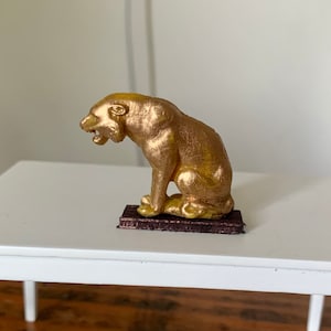 ヴィンテージ、1:12スケール、ドールハウス、ハンドペイントゴールド、塗装済み、プラスチック、雌ライオン、ライオン、装飾品、置物、ディスプレイ、ミニチュア、コレクターアイテム