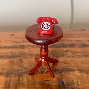 Vintage, 1:12. Maßstab, Puppenhaus, Mahagoni, Holz, Beistelltisch, mit rotem Telefon, Miniaturen, Maßstab Modell, Display, Flur, Wohnzimmer
