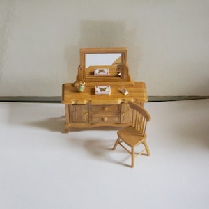 Skala 12, Domek dla lalek, Miniatura, Toaletka i krzesło, Z ręcznie robionym szkłem, Butelka perfum, Karty i prezent, Kolekcjonerski, Prezent, Żona