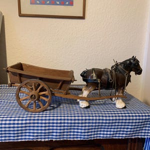 Vintage, Maßstab 1:12, Puppenhaus, Porzellan, Shire Horse, mit traditionellem Holzwagen, Bauernhof, Reisende, Romany, Sammlerstück, Geschenk, Mama