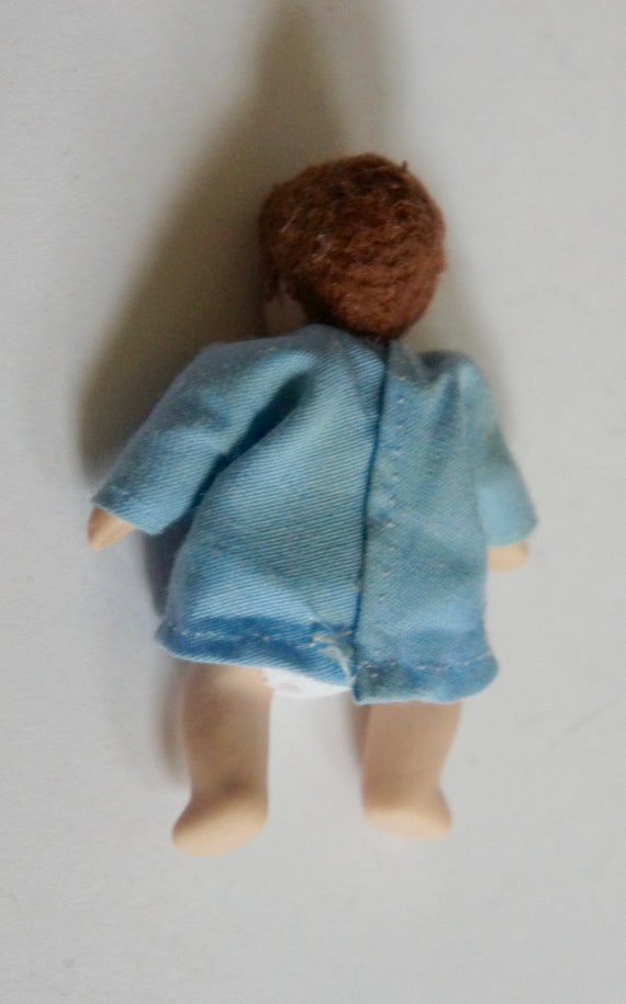 DOLLS HOUSE DOLL 1//12th SCALE MODERN WOMAN IN JEANS AND SMOCK TOP