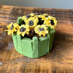 Vintage, Handarbeit, 1:12. Maßstab, Puppenhaus, Holz übertopf, mit Sonnenblumen, Miniaturen, Garten, Veranda, Outdoor, Szene, Sammlerstück, Mama
