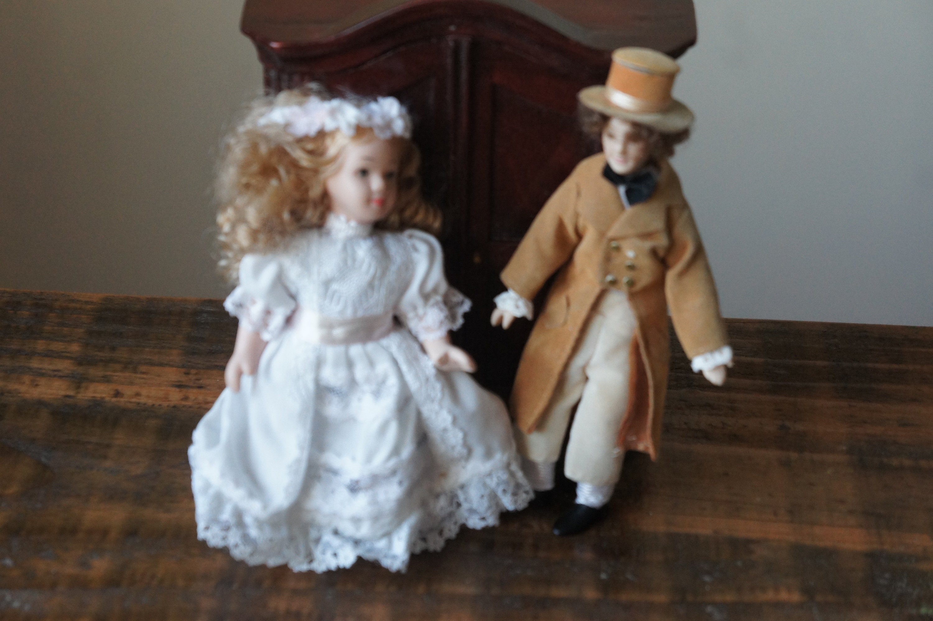 1:12 17cm Miniatur Puppe Feine Porzellan Puppenhaus Dame mit Hut 