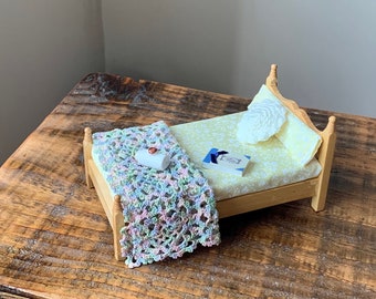 vintage, 1:12ème échelle, Maison de poupées, Bois, Simple, Lit, Avec, Jaune et Blanc, Literie, Couverture au Crochet, Coussin, Chambre à coucher, Affichage, Cadeau