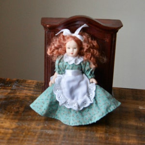 Vintage, Leonardo Collection, Maßstab 1:12, Puppenhaus, Porzellan, Puppe, Mädchen, In Blumenkleid und Schürze, Miniatur, viktorianisch, Periode