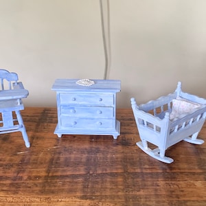 Pintado a mano, Escala 1:12, Casa de muñecas, Azul, Guardería, Dormitorio, Conjunto, Muebles, Cuna, Cuna, Ropa de cama floral, Cómoda, Silla alta