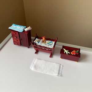 Vintage, Escala 1:12, Casa de muñecas, Bebé, Niño, Niño, Guardería, Caoba, Dormitorio, Conjunto, Muebles, Con Peter Rabbit hecho a mano, Ropa de cama
