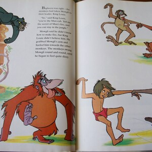 Puede incluir: Una ilustraci&oacute;n de un libro infantil que presenta a Mowgli, el personaje principal de El Libro de la Selva, siendo balanceado por un grupo de monos. Los monos son marrones, grises y naranjas. El texto de la imagen dice: "As&iacute; que," dijo el rey Louie, "t&uacute; eres el ni&ntilde;o de hombre. Dime el secreto del fuego del hombre, y puedes quedarte en la selva."