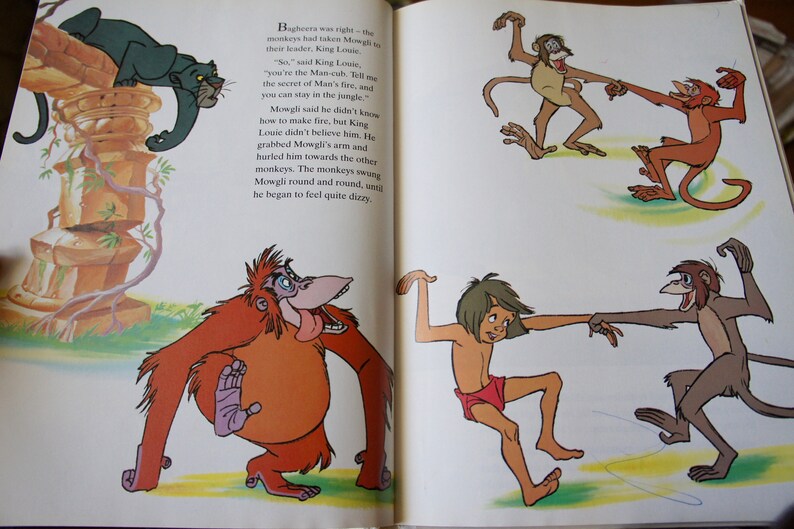 Puede incluir: Una ilustraci&oacute;n de un libro infantil que presenta a Mowgli, el personaje principal de El Libro de la Selva, siendo balanceado por un grupo de monos. Los monos son marrones, grises y naranjas. El texto de la imagen dice: "As&iacute; que," dijo el rey Louie, "t&uacute; eres el ni&ntilde;o de hombre. Dime el secreto del fuego del hombre, y puedes quedarte en la selva."