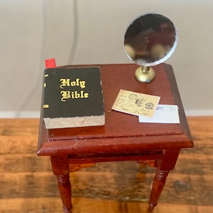 vintage, Échelle 1:12, Maison de poupées, Miniature, Table d'appoint, Avec, Bible, Miroir, Cartes postales, Chambre à coucher, Meubles, Période, Collection, Cadeau