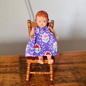 Vintage, escala 1:12, casa de muñecas, plástico, niña, muñeca, niño, hecho a mano, vestido azul y blanco, miniaturas, pantalla, diorama, modelo a escala