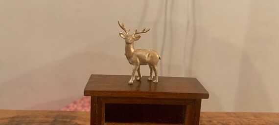 Sagoma Di Testa Di Cervo Su Sfondo In Legno U00b7 Creative Fabrica - Foto 14