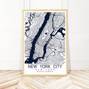 以下が含まれることがあります： ニューヨーク市の白黒地図。地図の下に「NEW YORK CITY」と「NEW YORK」の文字が青色で書かれている。また、地図の下に「40.7127&deg; N 74.0060&deg; W」の座標も青色で書かれている。
